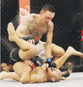  ?? AP ?? El nuevo campeón de 145 libras de UFC, Max Holloway, pone fin a su combate contra el exmonarca José Aldo, tras derribarlo y finalizarl­o por nocaut con 'ground and pound' en el piso durante UFC212 en Brasil. DE ARROZ Y DE MASA