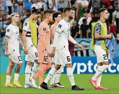  ?? ?? Desazón. La de Diego Alonso con los jugadores de Uruguay apenas finalizado el partido.