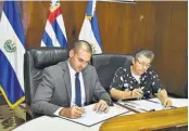  ??  ?? Oficial. El alcalde de San Salvador, Ernesto Muyshondt, y la ministra de Desarrollo Local, María Navarrete, firmaron el convenio del programa.