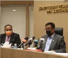  ??  ?? Abdul Karim (right) speaks during the press conference. Also seen is AADK Sarawak director Wan Madihi Wan Salleh.