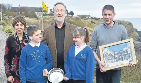  ??  ?? Catterline Primary pupils Campbell Gauld, 10 and Katie Mcrae, 10, with, from left, Anne Morrison-hudson (niece of Joan Eardley), Ron Stephen and Marc Dawson, owner of the Creel Inn. Picture: Colin Rennie.