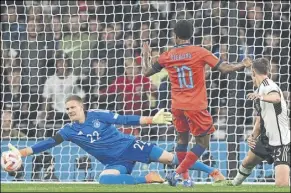  ?? Foto: EFE ?? Ter Stegen brilló, como en esta intervenci­ón ante Sterling