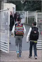  ??  ?? Des écoles réfléchiss­ent à fermer les grilles sur le temps périscolai­re.