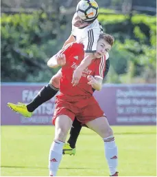  ?? FOTO: WARNACK ?? Dennis Altergot (v.) und der TSV Riedlingen entledigen sich am Sonntag beim 5:2-Erfolg gegen Driesingen eines weiteren Verfolgers.