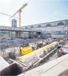  ?? FOTO: DPA ?? Die S-21-Baustelle am Stuttgarte­r Hauptbahnh­of: Die Kosten für das Riesenproj­ekt sind enorm gestiegen. Jetzt steht die Frage im Raum, wer die Rechnung begleicht.