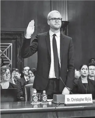  ??  ?? El exempleado de Cambridge Analytica y denunciant­e, Christophe­r Wylie, testificó ante el Comité Judicial del Senado de Estados Unidos, en el Capitolio de Washington/ AFP