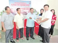  ??  ?? GHULAM menyampaik­an sijil kepada Mohd Muhizrzral Sandakong.