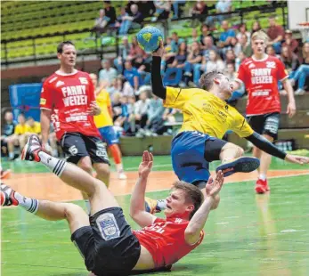  ?? FOTO: ALEXANDER HOTH ?? Spannend bis zum Schluss: Die Handballer der MTG Wangen und der HSG Friedrichs­hafen-Fischbach (am Ball Janik Weisner) schenken sich im Pokalduell so gut wie nichts.