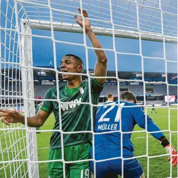  ?? Foto: Jan Hübner ?? Zwar fand Felix Uduokhai den Weg in das Freiburger Tor, der Ball aber nicht. Daran hatte auch SC‰Torhüter Florian Müller seinen Anteil.