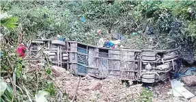  ?? JOSE LUIS COLQUE ?? Plunge: Coach carrying at least 50 people at bottom of Bolivian ravine