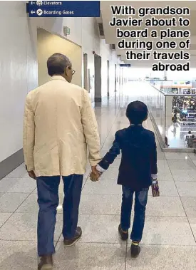  ??  ?? With grandson Javier about to board a plane during one of their travels abroad