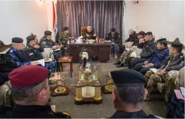  ??  ?? Etat-major. Le colonel Wathaq al-Hamdani fait le point avec les équipes de police de la province de Mossoul.