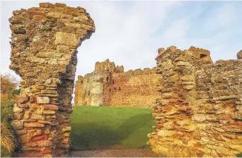  ??  ?? Le château de Tantallon situé près de North Berwick, en Écosse. – Gracieuset­é