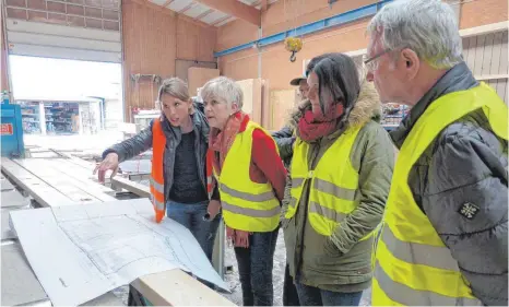  ?? FOTO: MARTIN BAUCH ?? Begleitpub­likation Mitgeschäf­tsführerin Marlen Schlosser (links) führt Leserinnen und Leser durch die Firma Holzbau Schlosser in Jagstzell.