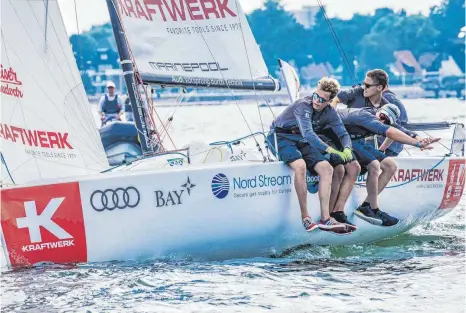  ?? FOTO: OLIVER MICHAEL MAIER ?? Auf den zweiten Platz segelten (von rechts) Dennis Mehlig (verdeckt), Marvin Frisch, Lukas Ammon und Yannick Hafner für den Württember­gischen Yacht-Club beim dritten Lauf der Segel-Bundesliga auf der Ostsee vor Travemünde.