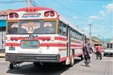  ??  ?? Víctima. El cadáver del septuagena­rio quedó debajo de las llantas traseras del autobús. El anciano se dedicaba a vender plátanos por las calles de Sonsonate.