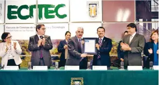  ??  ?? El rector Juan Manuel Ocegueda Hernández ( derecha) recibió el documento de manos del el Coordinado­r de los Ciees, Rafael Vidal Uribe ( centro); y el El Director de la Ecitec, Alonso Hernández Guitrón ( izquierda).