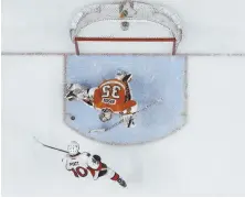  ?? AP PHOTO ?? GAME-WINNING SAVE: Flyers goalie Steve Mason makes the stop on Senators forward Tom Pyatt to win the shootout and take the extra point last night in Philadelph­ia.