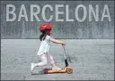  ?? FOTO: EFE ?? Una niña en el centro de Barcelona