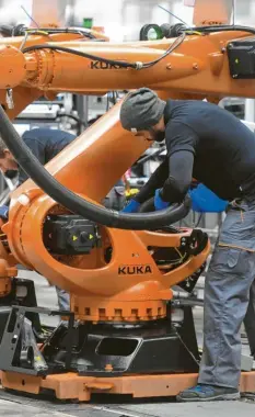  ?? Foto: Ulrich Wagner ?? Roboter des Augsburger Hersteller­s Kuka helfen in der Industrie, die Produktion zu automatisi­eren und damit Kosten einzuspare­n.
