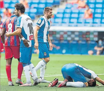  ?? FOTO: GERARD FRANCO ?? Bernardo, Cabrera y David López, desesperad­os tras ser castigados con un penalti. Ambos fueron ingenuos y evitables