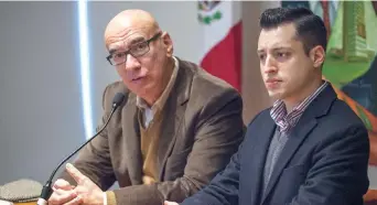  ??  ?? Dante Delgado, líder de Movimiento Ciudadano, estuvo presente en el registro de Luis Donaldo Colosio Riojas como precandida­to para una diputación local en Nuevo León.