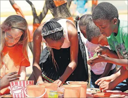  ??  ?? Deaf Mentors support children by empowering their families to interact and communicat­e. Photo: Courtesy of Wits University