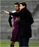  ?? AFP ?? Pochettino le da indicacion­es a Marquinhos.