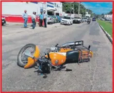  ??  ?? Dos motos se impactan en la avenida Colosio