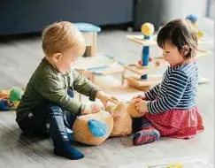  ?? Foto: Shuttersto­ck ?? Viele Eltern bekommen den Spagat zwischen Beruf und Familie nur dank der außerfamil­iären Kinderbetr­euung hin.