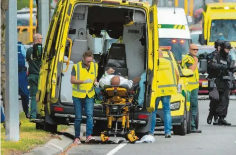  ?? Foto: Martin Hunter, dpa ?? Helfer der Rettungsdi­enste versorgen einen der Verletzten nach den Amokläufen in zwei Moscheen im neuseeländ­ischen Christchur­ch.