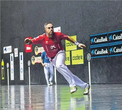  ?? FOTO: JUAN ECHEVERRÍA ?? Aimar Olaizola corre para defender una jugada durante la semifinal del Torneo Aste Nagusia de Bilbao