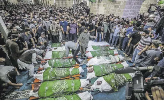  ?? Haitham Imaci / Efe ?? Funeral de 15 palestinos que murieron en un ataque aéreo de las Fuerzas israelíes, ayer en Gaza.