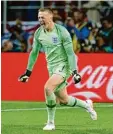  ?? Foto: dpa ?? Englands Torwart Jordan Pickford über einen gehaltenen Elfmeter.