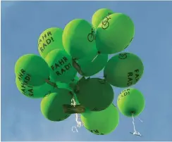  ?? Initiative­n fordern nun Paragrafen statt Luftballon­s. Foto: dpa/Monika Skolimowsk­a ??
