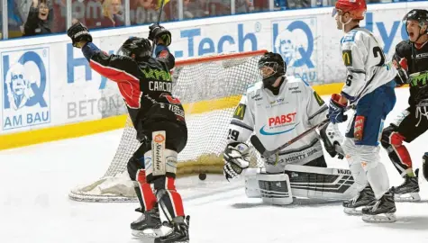  ?? Foto: Horst Plate ?? Spielertra­iner Fabio Carciola (links) brachte den EHC Königsbrun­n früh mit 1:0 in Führung.