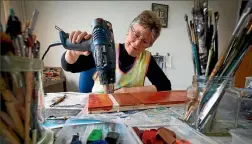  ?? PHOTO: MURRAY WILSON/STUFF ?? Raemon Rolfe working in her home studio.