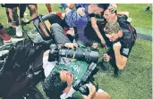  ?? FOTO: REUTERS ?? So sah die Szene mit etwas Abstand aus:
Die Spieler
(v.l.) Ante Rebic, Mandzukic und Josip Pivaric feiern direkt neben dem AFP-Fotografen.