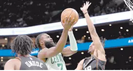  ?? ?? l Jaylen Brown (7) terminó con triple doble para los Celtics.