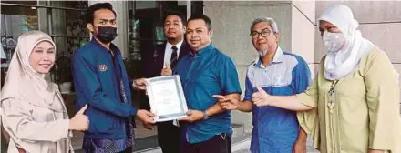  ?? (Foto Mohd Fadli Hamzah/bh) ?? Wakil solidariti pengusaha kantin sekolah, Saiful Rizal Mohd Yusop (tiga dari kanan) menyerahka­n memorandum kepada Mohd Sabiq di Putrajaya, semalam.