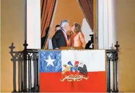  ??  ?? El presidente y su esposa, Cecilia Morel, en el balcón de La Moneda.