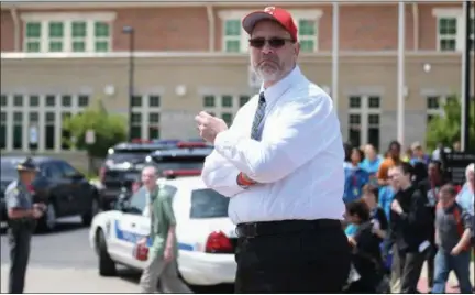  ?? ERIC BONZAR — THE MORNING JOURNAL ?? Elyria Schools Superinten­dent Dr. Tom Jama oversees the dismissal of students after a threat is phoned in May 22.