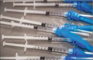  ?? Patrick T. Fallon / AFP/TNS ?? Syringes with doses of a COVID vaccine.
