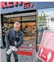  ?? FOTO: BAUER ?? Lukas Strungat (MTS Security) bei Rewe in Oberkassel