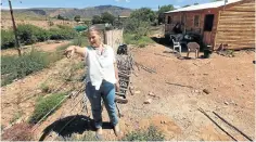  ?? Picture: Esa Alexander ?? Fiction author Lynne Lexow is locked in a row with her Calitzdorp neighbour, Pieter Rossouw.