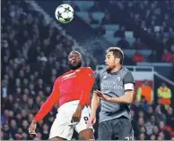  ?? DARREN STAPLES / REUTERS ?? Manchester United's Romelu Lukaku contests a high ball with Benfica’s Jardel during Tuesday’s Champions League match at Old Trafford. United won 2-0.