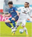  ?? ARCHIVFOTO: ROLF SCHULTES ?? Daniel Hörtkorn (li., 2019 gegen Pforzheims Jonathan Zinram) spielte sechs Jahre lang für den FV Ravensburg und kehrt nun als Spielertra­iner der U23 zurück.