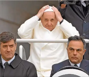  ?? FOTOS: AFP ?? CAMBIO. El papa argentino salió a la Plaza de San Pedro esta semana, sin que importara el frío.