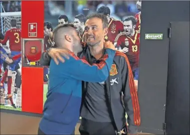  ??  ?? REENCUENTR­O. Luis Enrique y Jordi Alba, ayer en la Ciudad del Fútbol de Las Rozas.