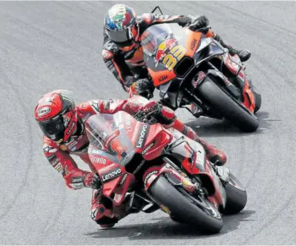  ?? Foto: Efe ?? Francesco Bagnaia rueda por delante de Brad Binder en el Gran Premio de España.